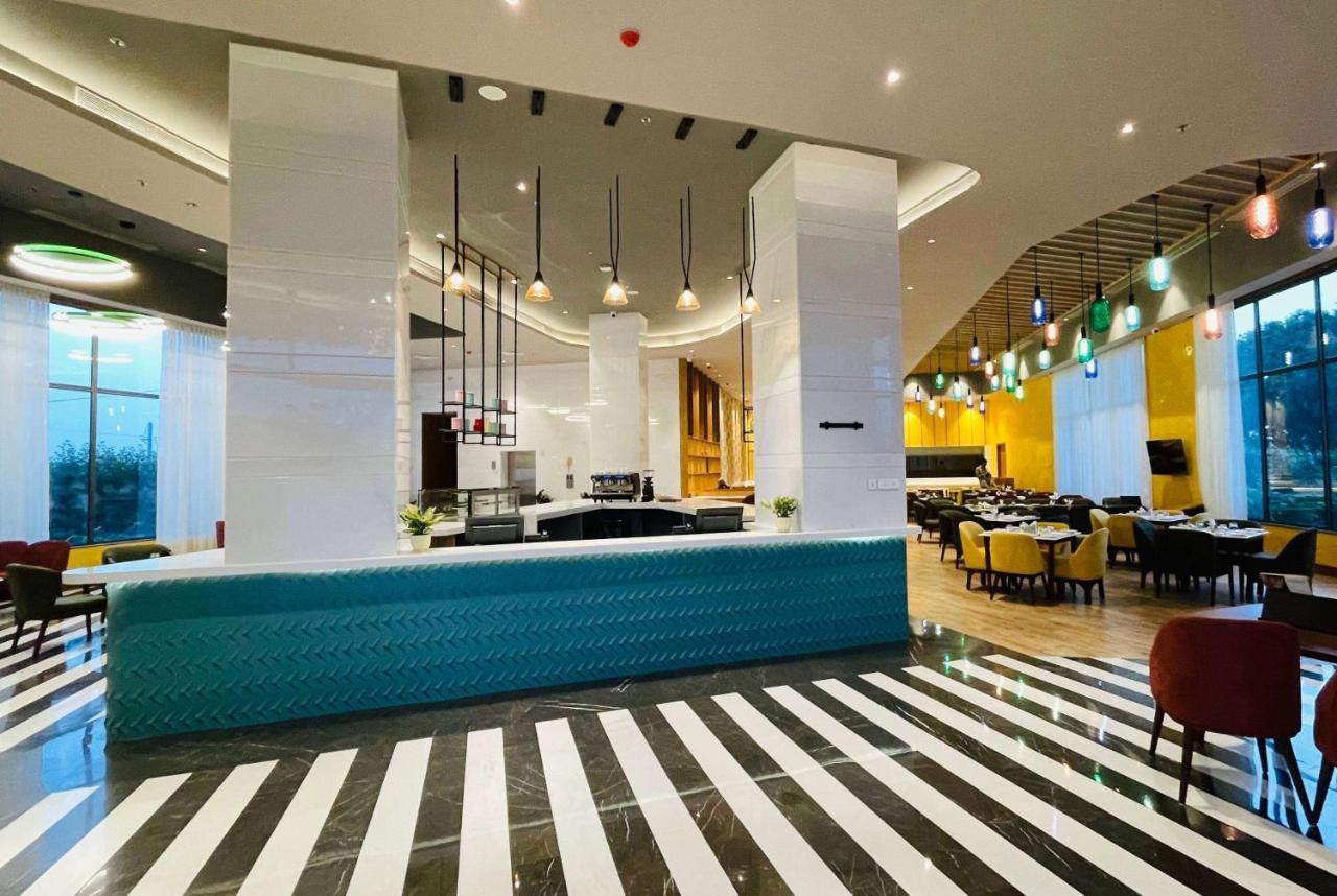 Ramada Encore By Wyndham Amritsar Airport Esterno foto