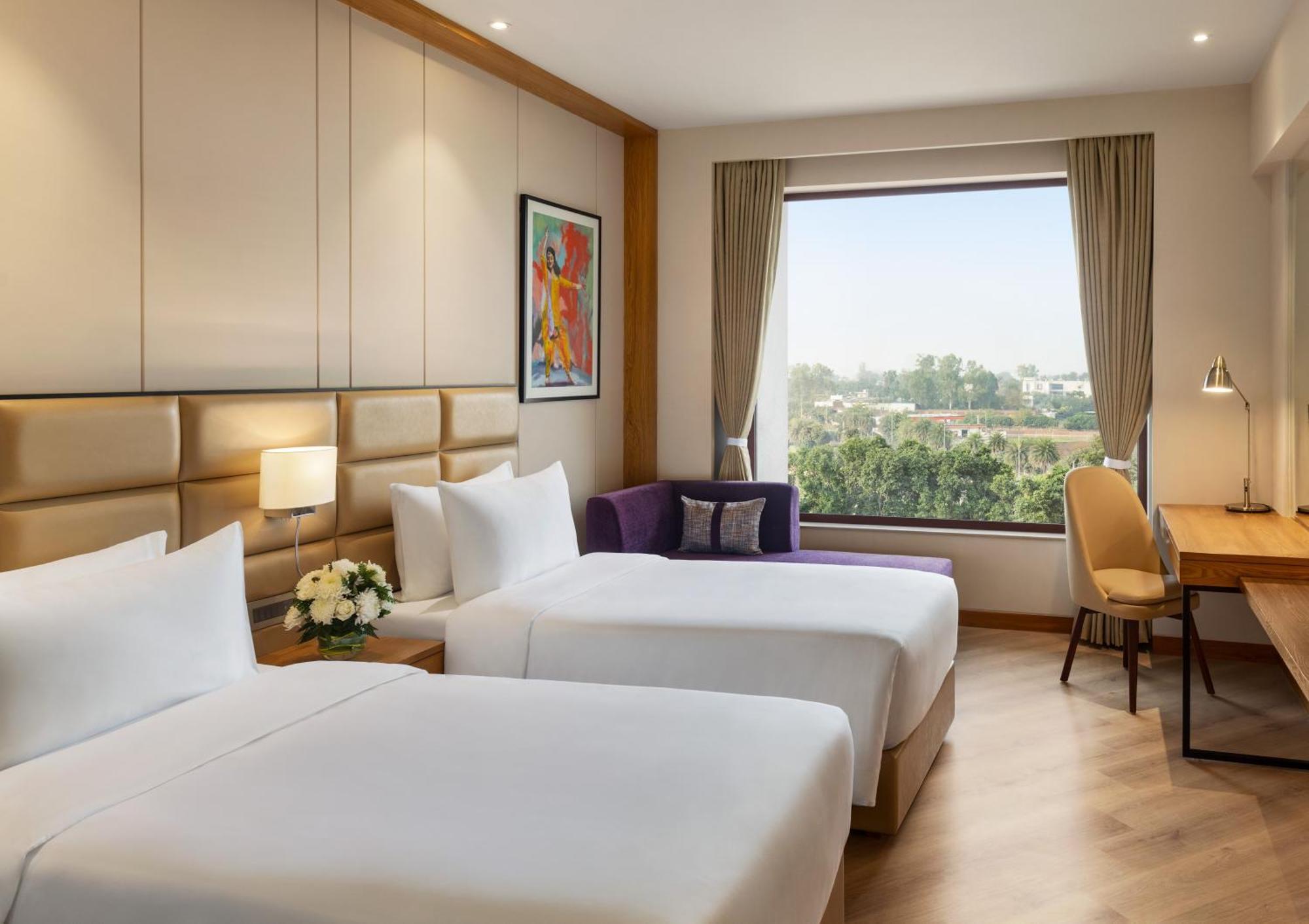 Ramada Encore By Wyndham Amritsar Airport Esterno foto