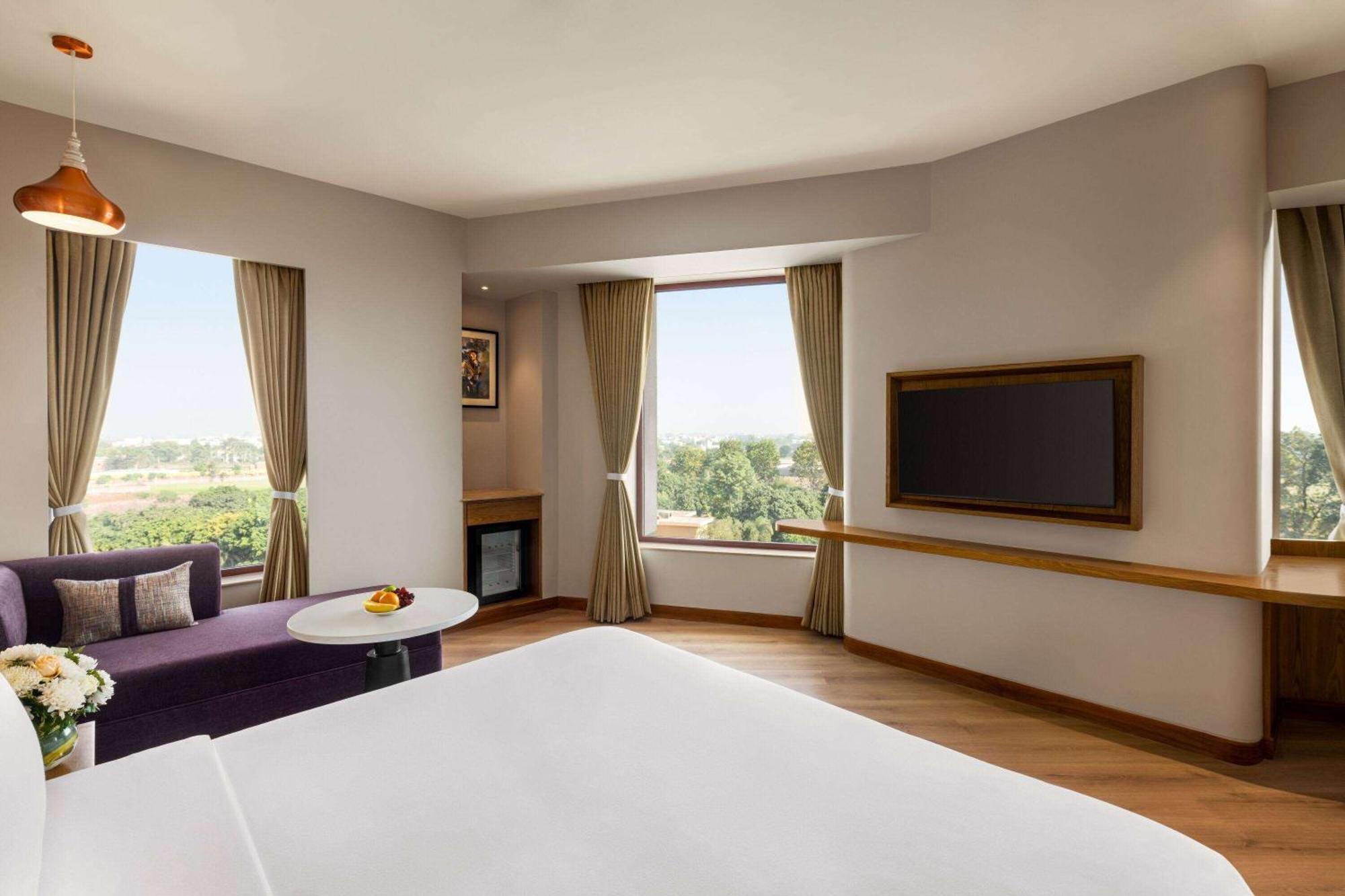 Ramada Encore By Wyndham Amritsar Airport Esterno foto