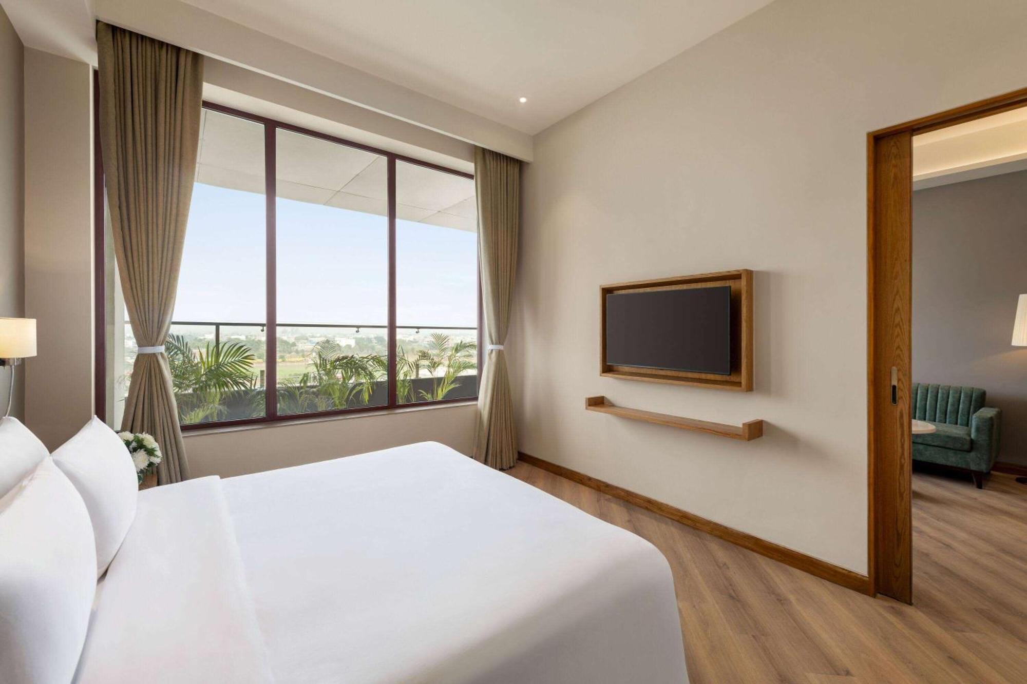 Ramada Encore By Wyndham Amritsar Airport Esterno foto