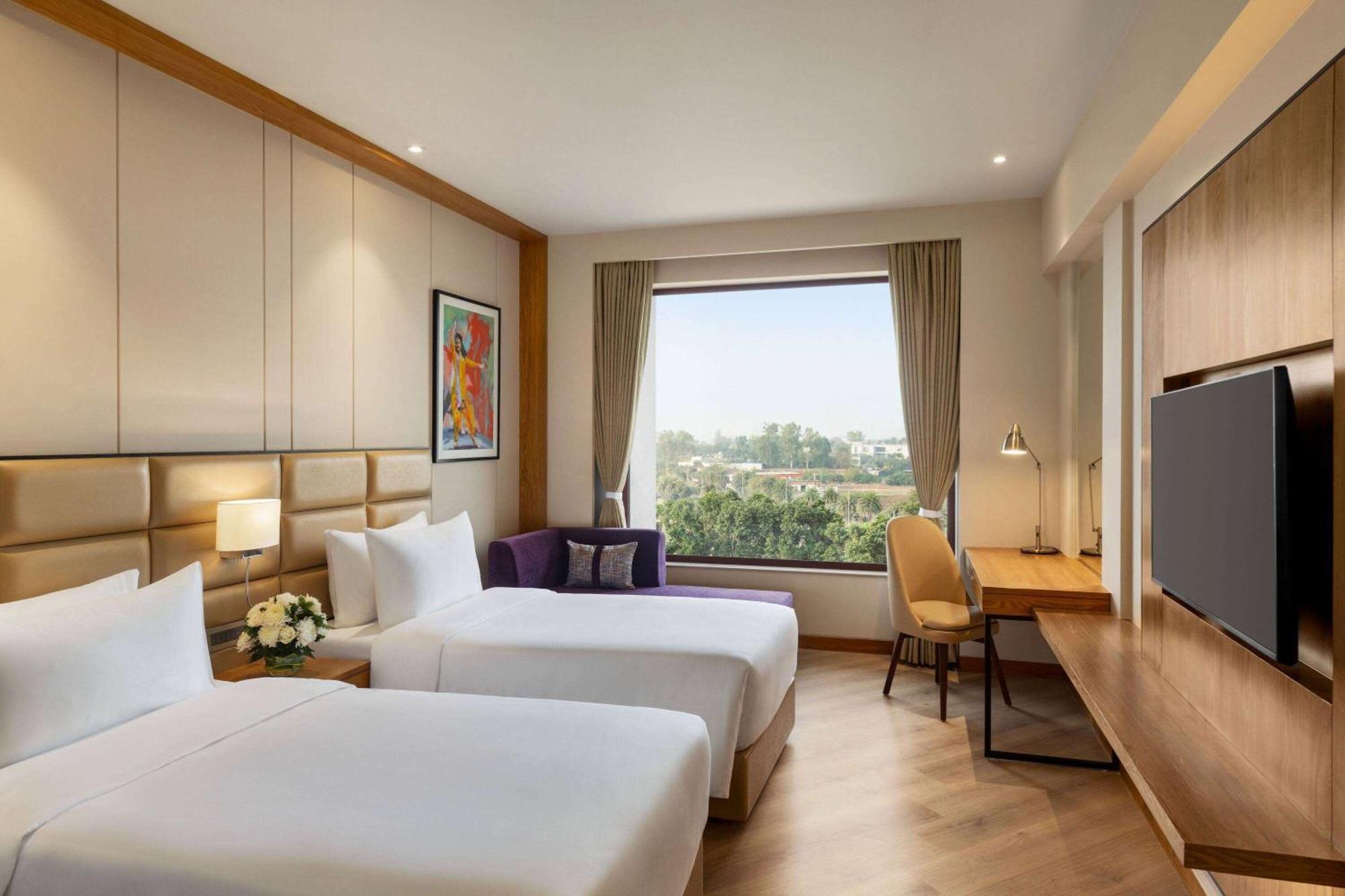 Ramada Encore By Wyndham Amritsar Airport Esterno foto