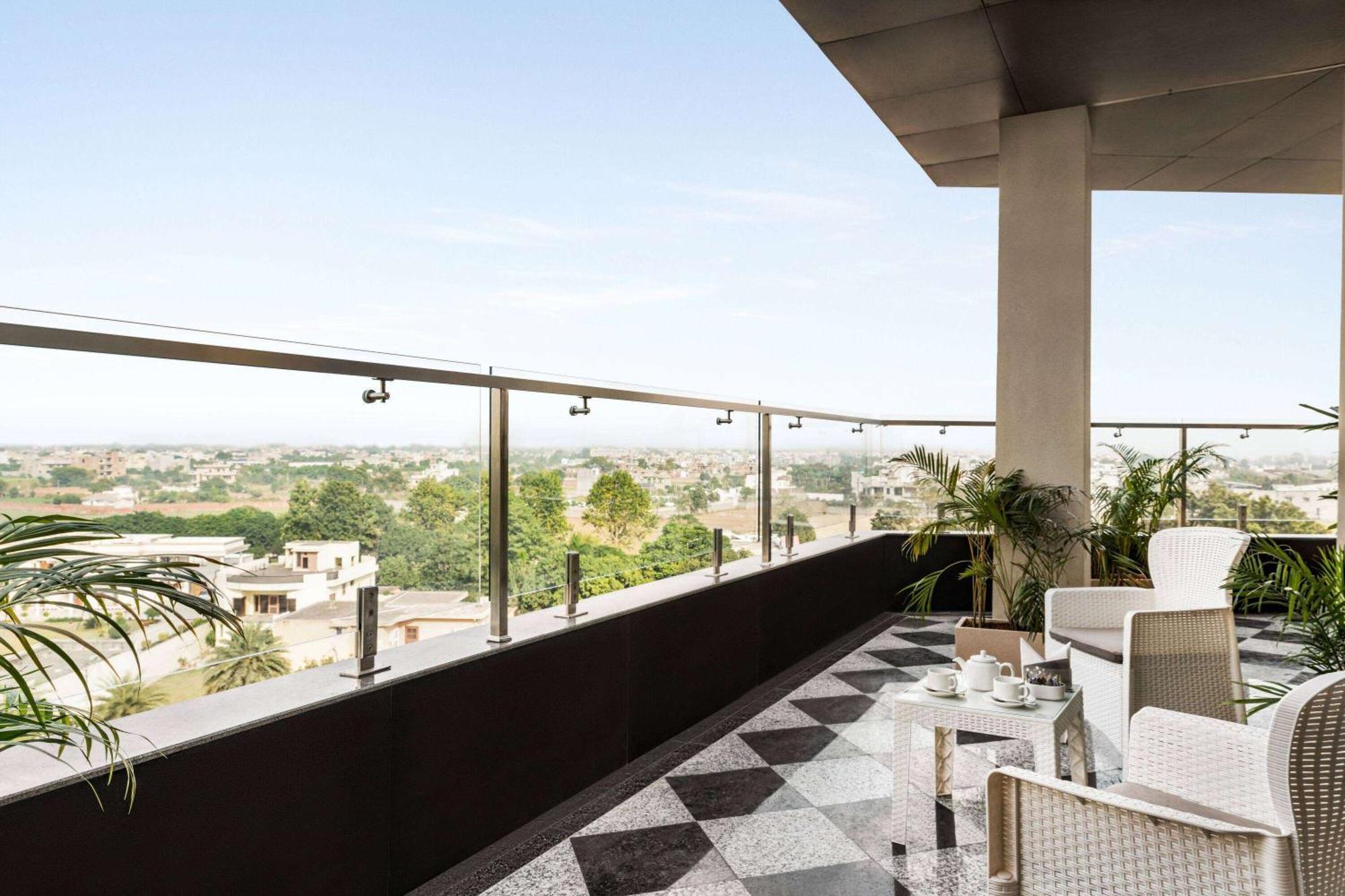Ramada Encore By Wyndham Amritsar Airport Esterno foto