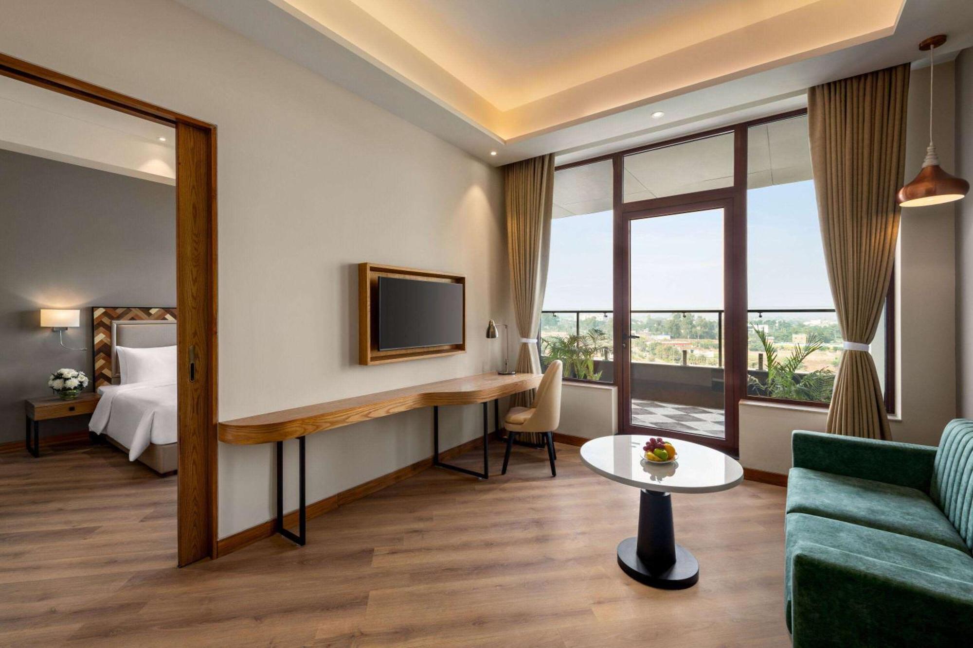 Ramada Encore By Wyndham Amritsar Airport Esterno foto