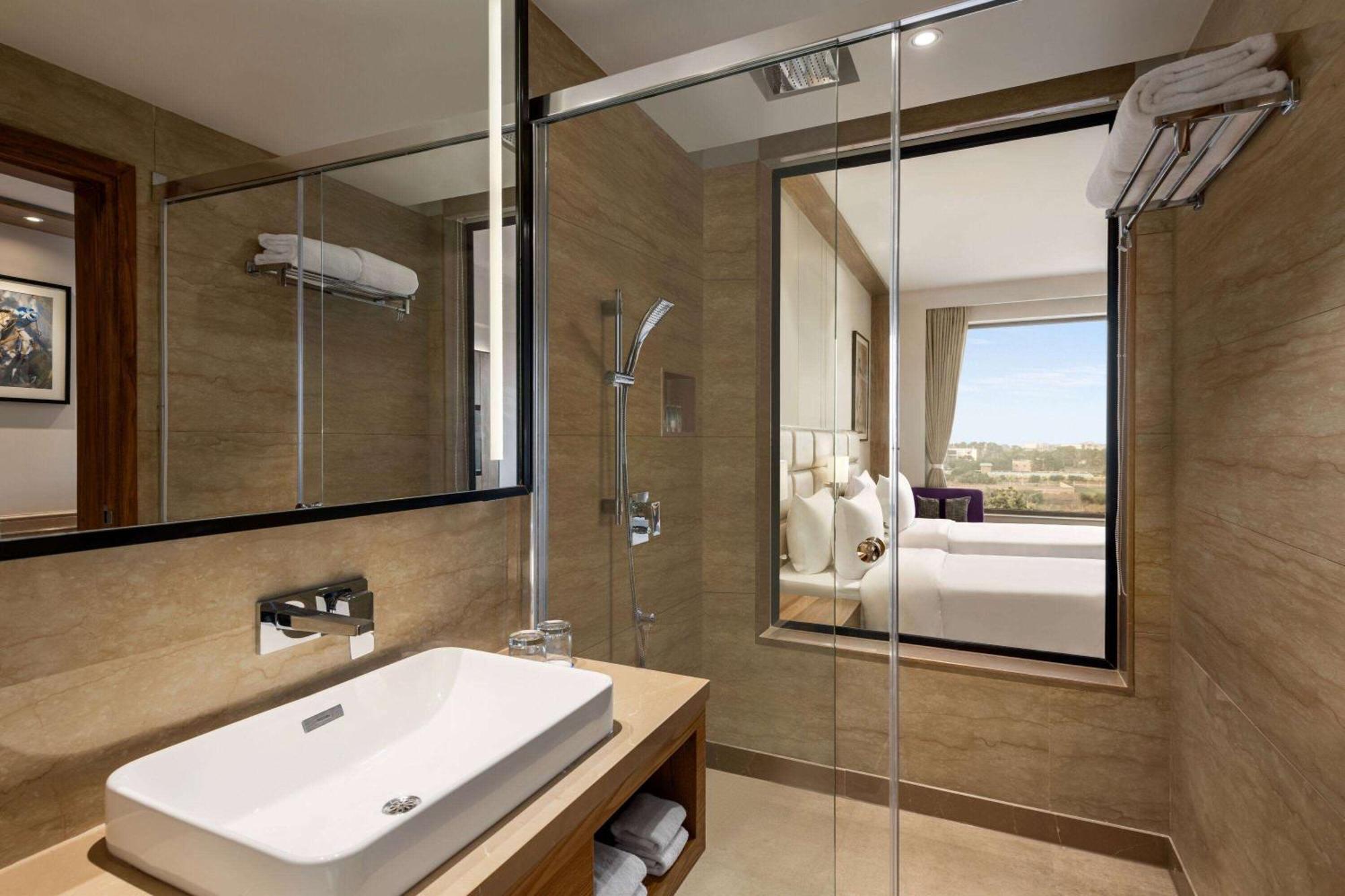 Ramada Encore By Wyndham Amritsar Airport Esterno foto