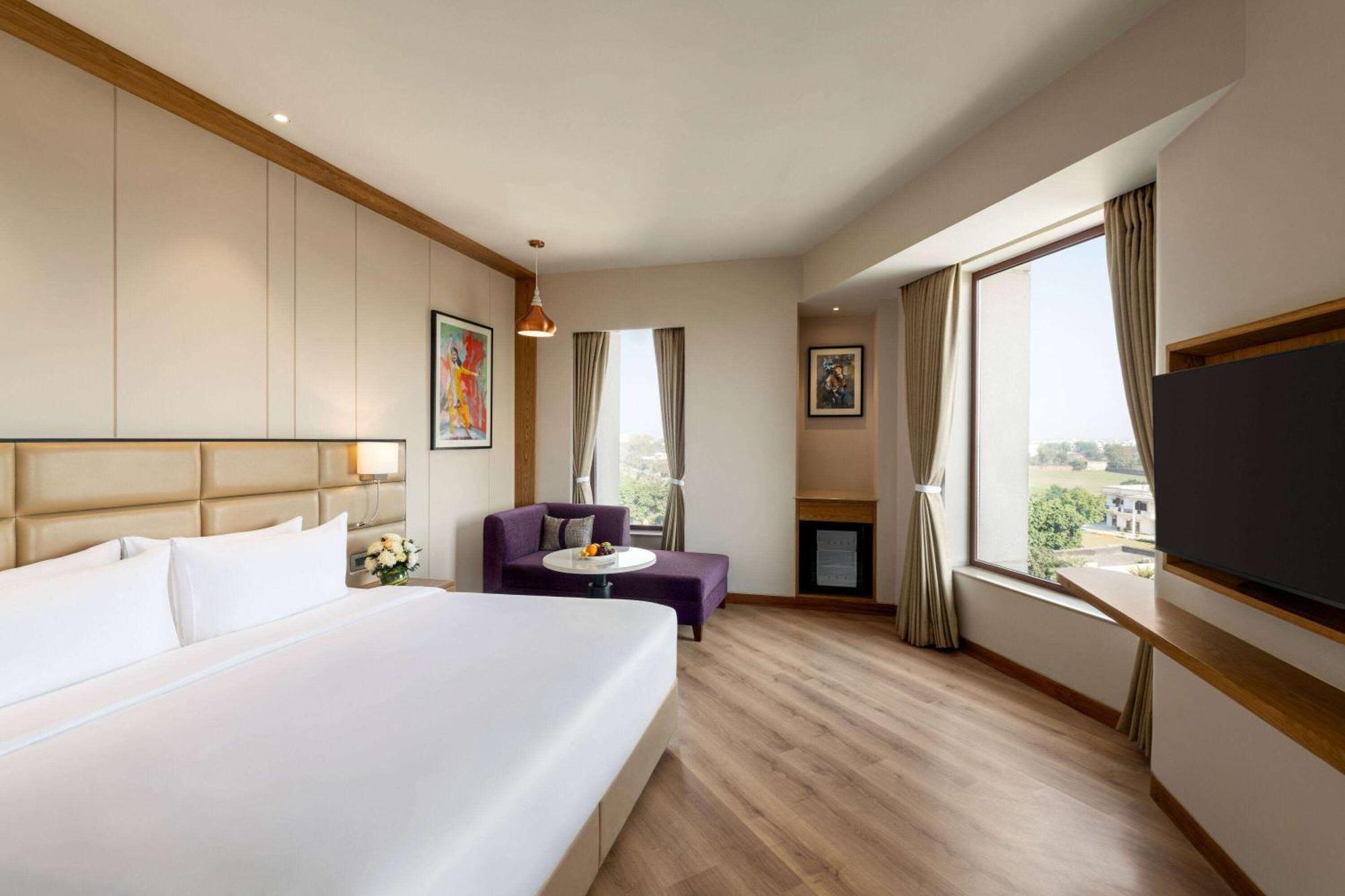 Ramada Encore By Wyndham Amritsar Airport Esterno foto