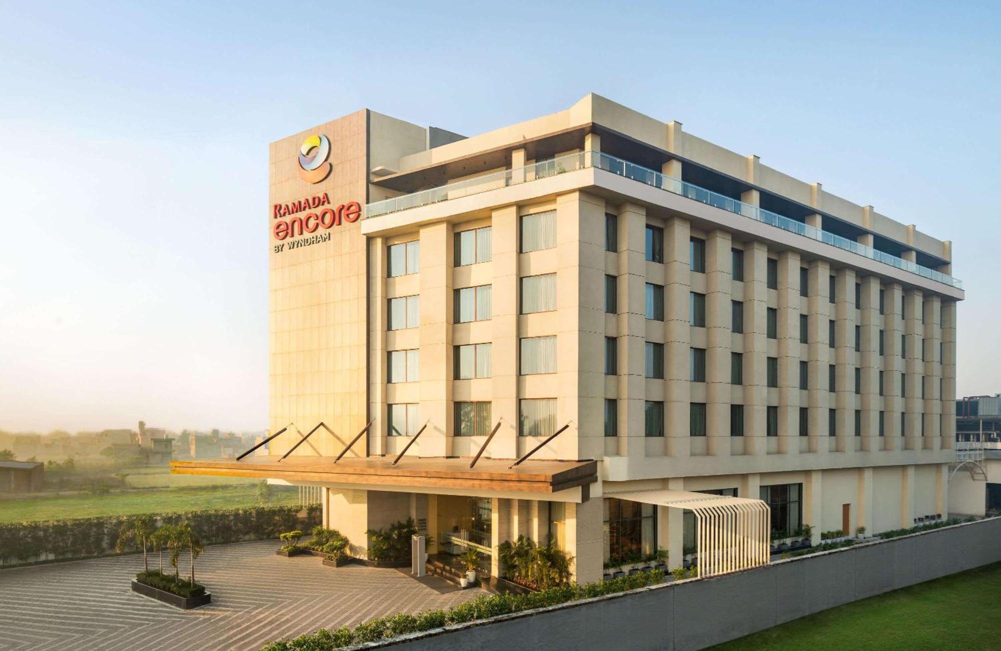 Ramada Encore By Wyndham Amritsar Airport Esterno foto