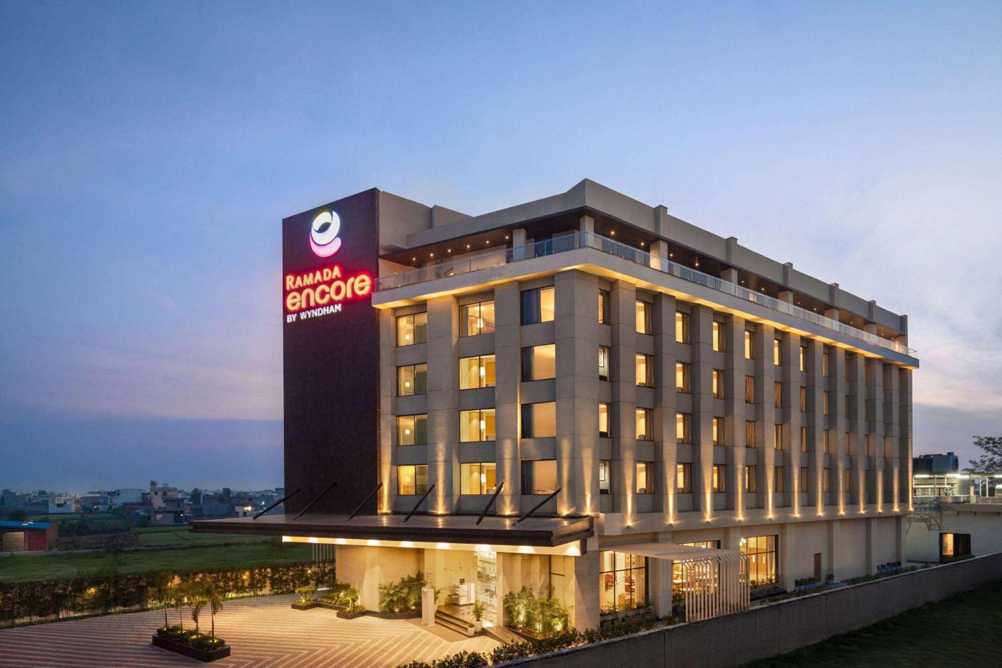 Ramada Encore By Wyndham Amritsar Airport Esterno foto